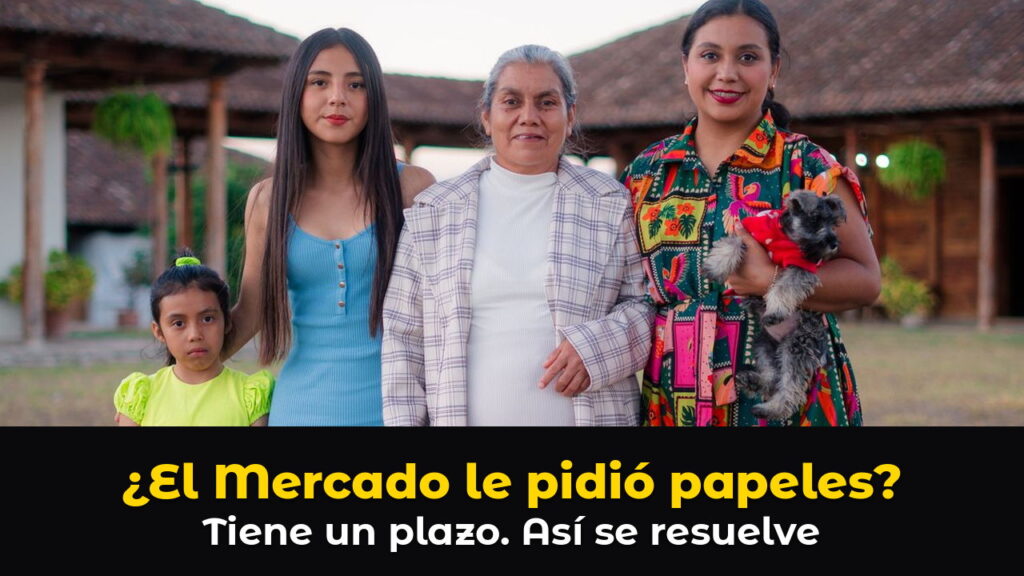 Cuatro generaciones de mujeres latinas de pie al aire libre frente a una casa con techo de tejas, con texto de gancho: ¿El Mercado le pidió papeles? Tiene un plazo. Así se resuelve.