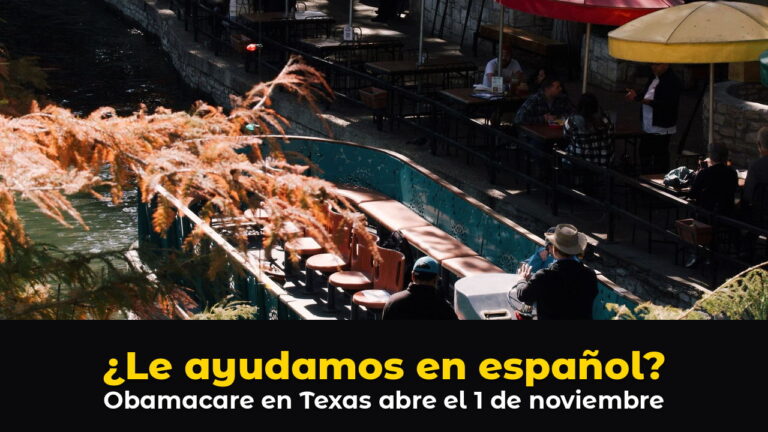 Paseo del Río de San Antonio con cipreses, sombrillas de colores y gente en las terrazas junto al río, sobre el texto: ¿Le ayudamos en español? Obamacare en Texas abre el 1 de noviembre.