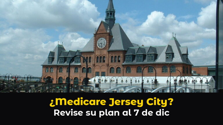 La terminal histórica CRRNJ en Liberty State Park, Jersey City, con el horizonte de Manhattan al fondo bajo un cielo azul, con el texto: ¿Medicare Jersey City? Revise su plan al 7 de dic.