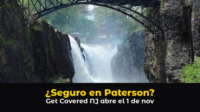 Las Grandes Cataratas de Paterson caen entre paredes de roca oscura bajo un puente de hierro en arco, con árboles verdes al fondo, con el texto: ¿Seguro en Paterson? Get Covered NJ abre el 1 de nov.