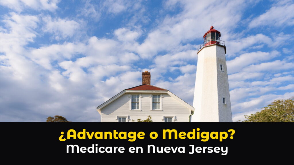 El faro de Sandy Hook en Nueva Jersey, una torre blanca con linterna roja en la parte de arriba, junto a una casa blanca de madera con techo rojo y chimenea de ladrillo, bajo un cielo azul con nubes blancas, con el texto: ¿Advantage o Medigap? Medicare en Nueva Jersey.