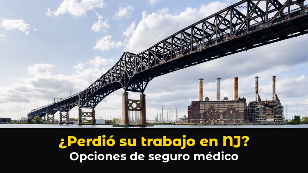 El puente Pulaski Skyway en Jersey City, Nueva Jersey, una estructura de acero negro sobre el río Hackensack, junto a una vieja planta eléctrica de ladrillo con chimeneas altas, bajo un cielo con nubes, con el texto: ¿Perdió su trabajo en NJ? Opciones de seguro médico.